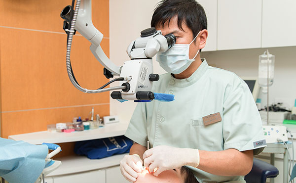 マイクロスコープを使用する加部歯科医院の精密審美歯科