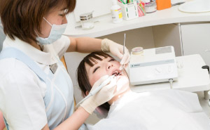 歯周病治療後の定期メンテナンスで再発予防する東京・九段下の加部歯科